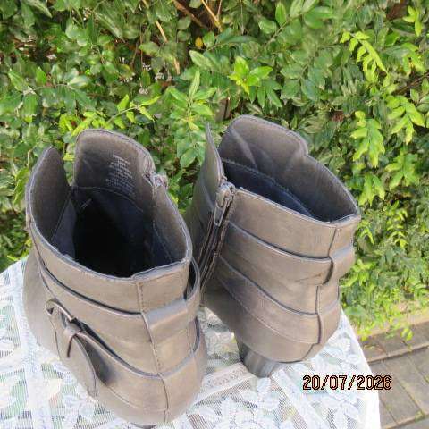Truworths silver grey elegant boots with side zips, low heels & buckle strap, size 7