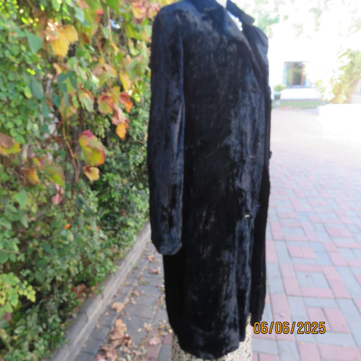 DOLORES black faux fur vintage long sleeve lined coat size 38. Side pockets.