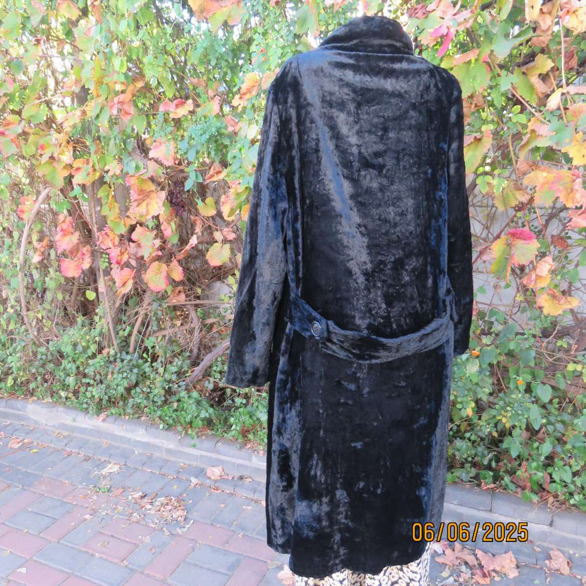 DOLORES black faux fur vintage long sleeve lined coat size 38. Side pockets.