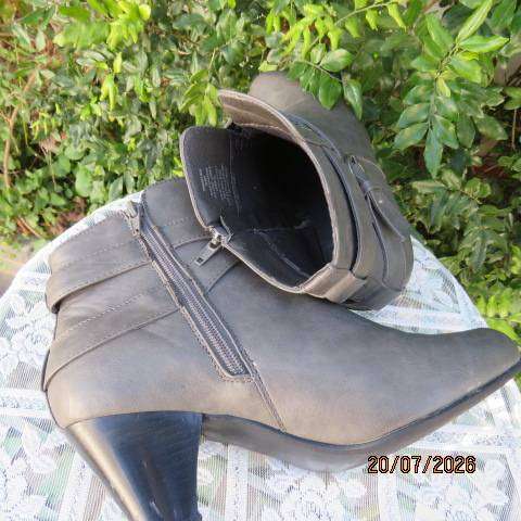 Truworths silver grey elegant boots with side zips, low heels & buckle strap, size 7