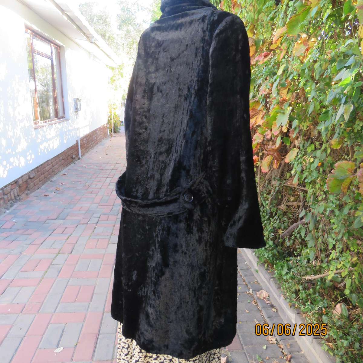 DOLORES black faux fur vintage long sleeve lined coat size 38. Side pockets.