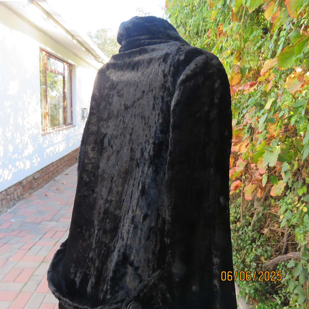DOLORES black faux fur vintage long sleeve lined coat size 38. Side pockets.
