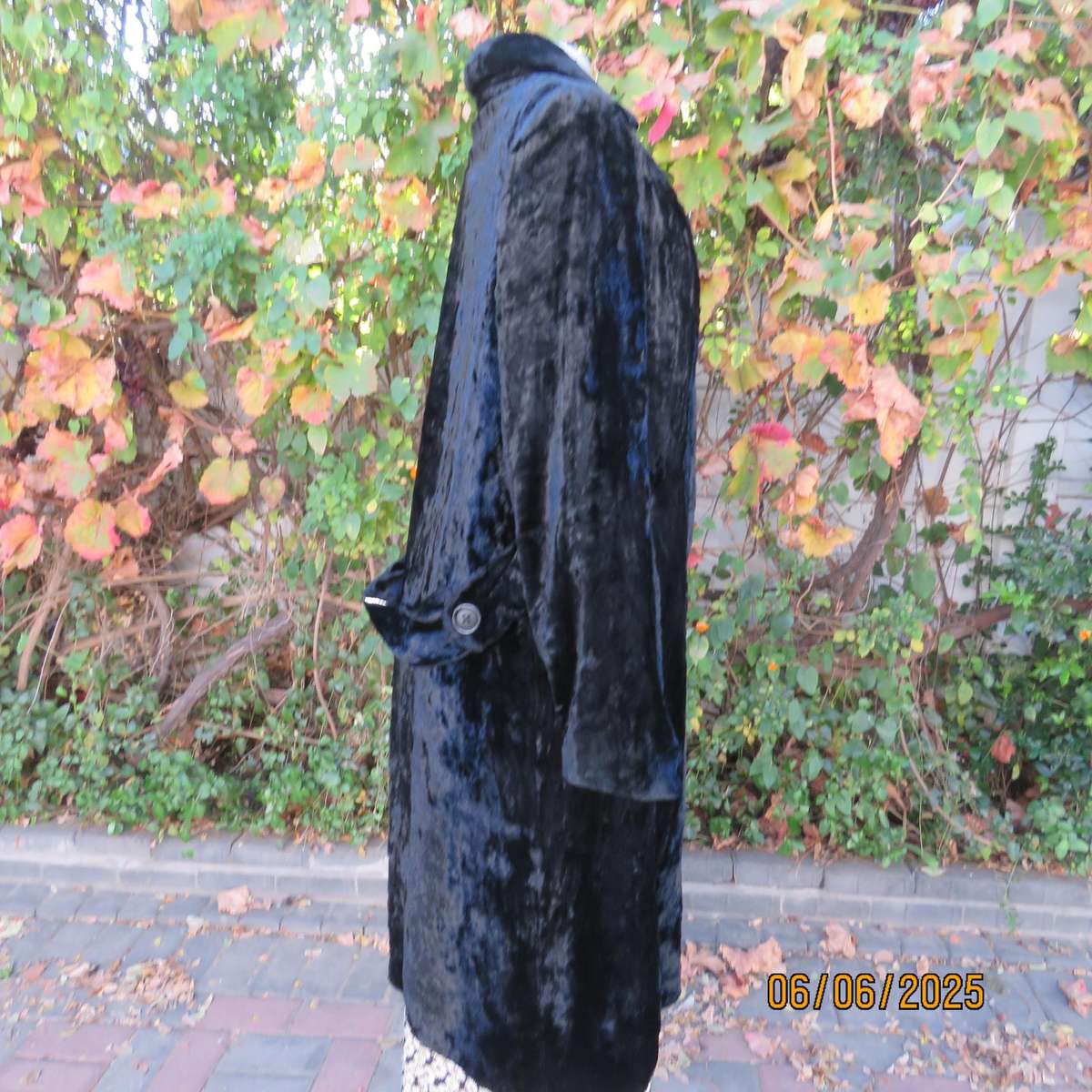 DOLORES black faux fur vintage long sleeve lined coat size 38. Side pockets.