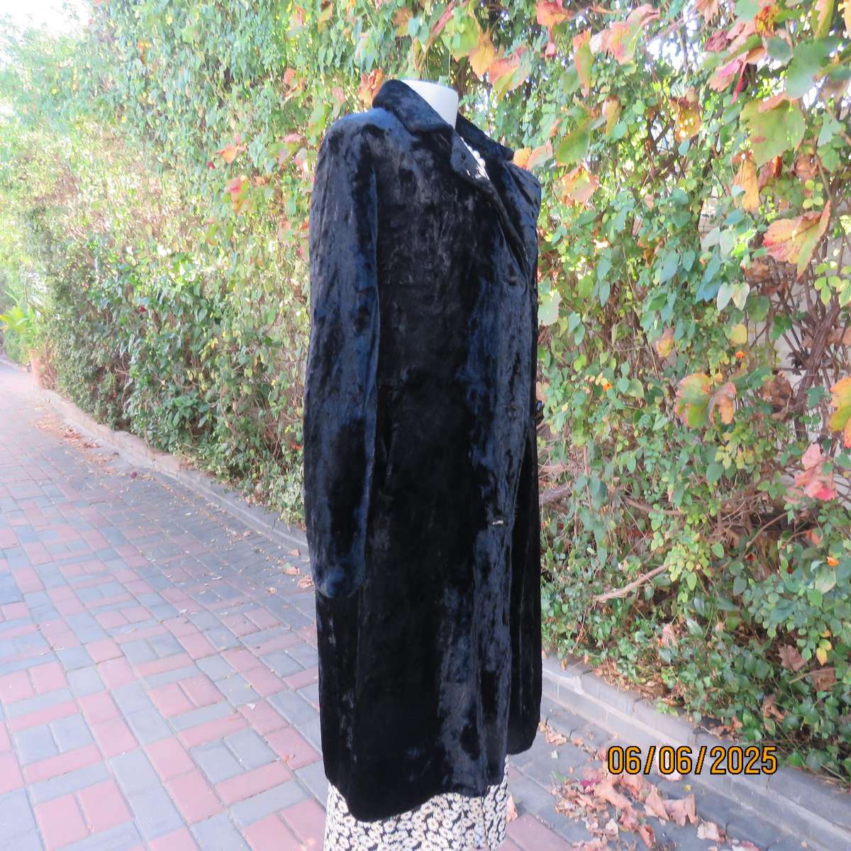 DOLORES black faux fur vintage long sleeve lined coat size 38. Side pockets.
