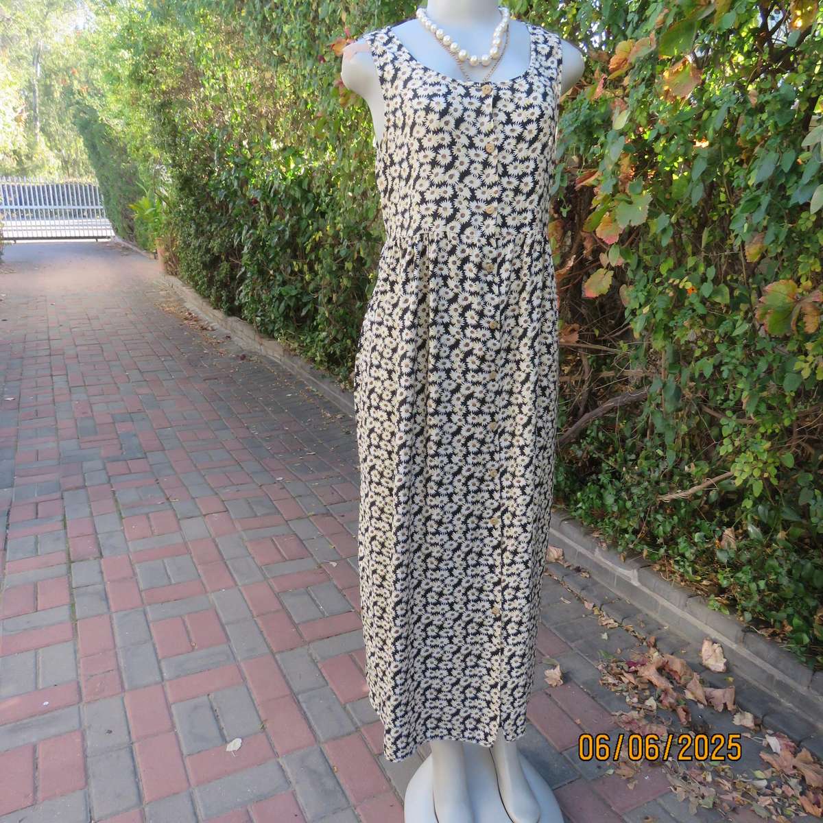 TRUWORTHS sleeveless empire style button down dress with cream daisies. Size 36