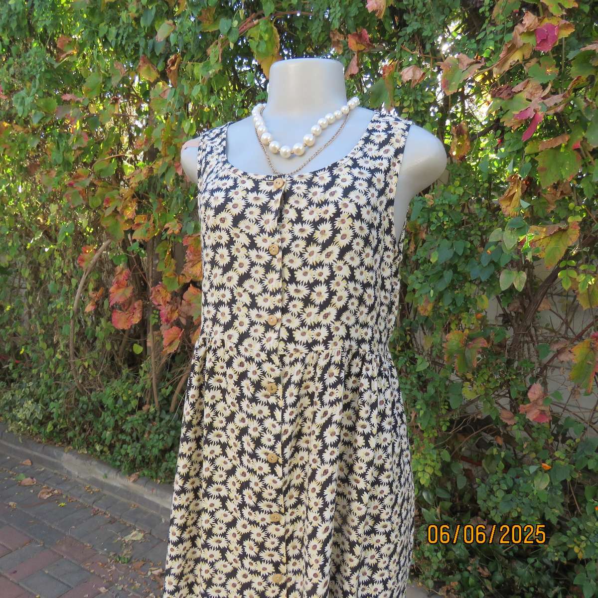 TRUWORTHS sleeveless empire style button down dress with cream daisies. Size 36
