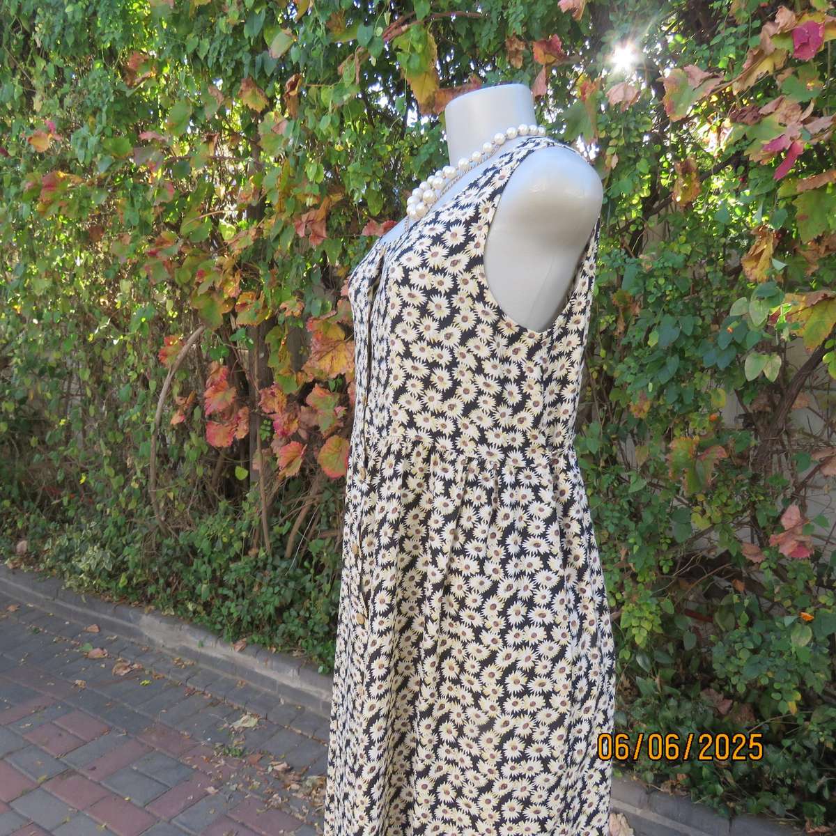 TRUWORTHS sleeveless empire style button down dress with cream daisies. Size 36