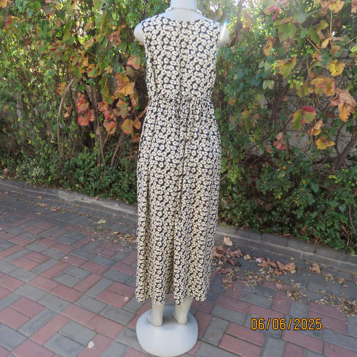 TRUWORTHS sleeveless empire style button down dress with cream daisies. Size 36