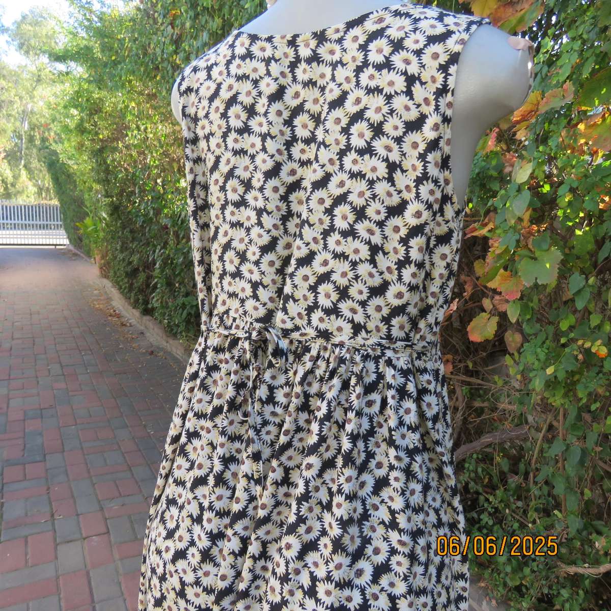TRUWORTHS sleeveless empire style button down dress with cream daisies. Size 36
