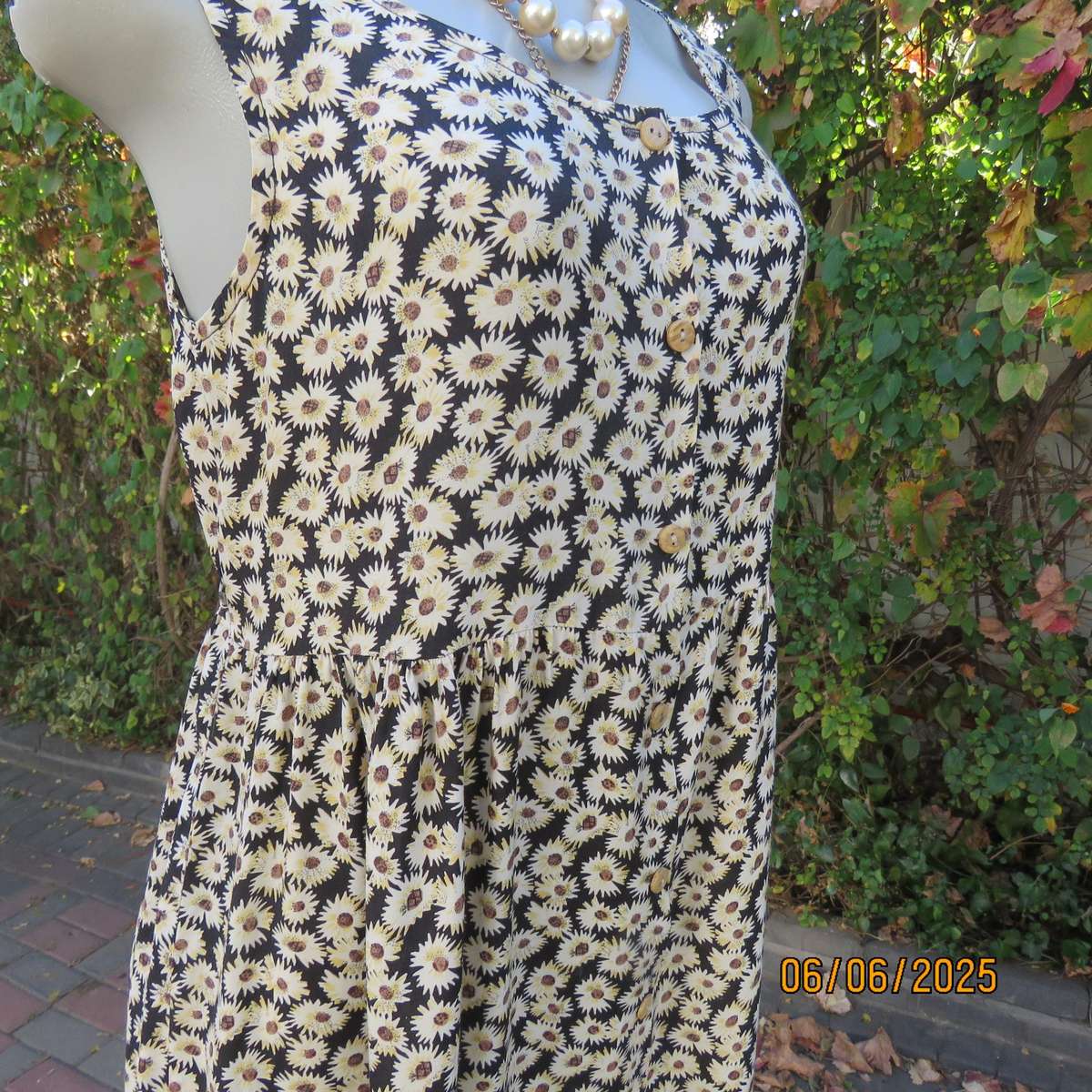 TRUWORTHS sleeveless empire style button down dress with cream daisies. Size 36