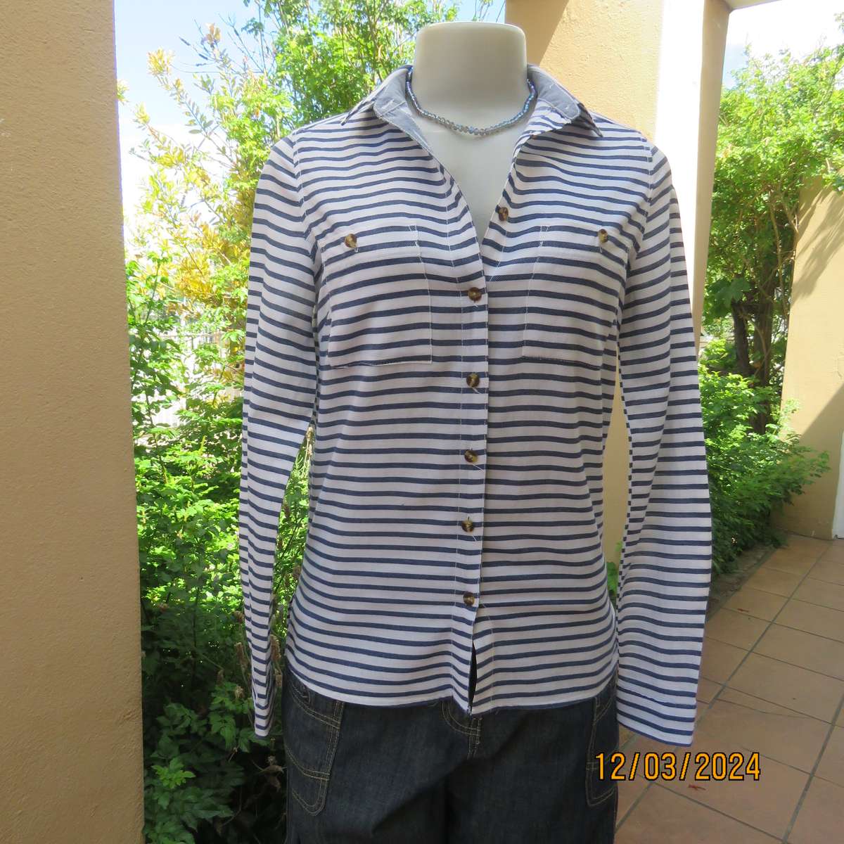 Casual long sleeve 100% cotton white and blue horizontal striped top. Button down-collar. Size 32.