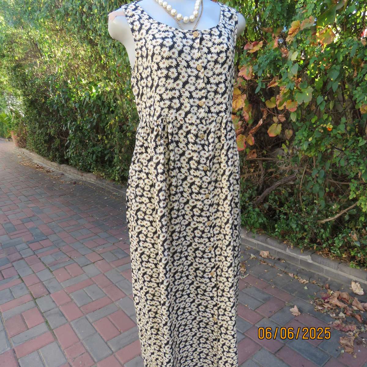 TRUWORTHS sleeveless empire style button down dress with cream daisies. Size 36