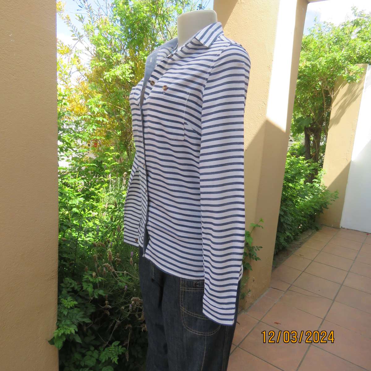 Casual long sleeve 100% cotton white and blue horizontal striped top. Button down-collar. Size 32.