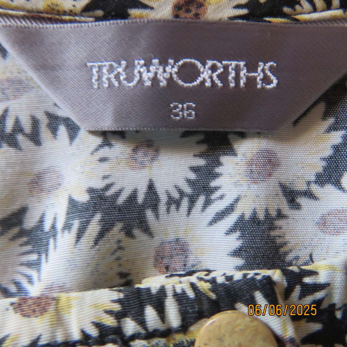 TRUWORTHS sleeveless empire style button down dress with cream daisies. Size 36