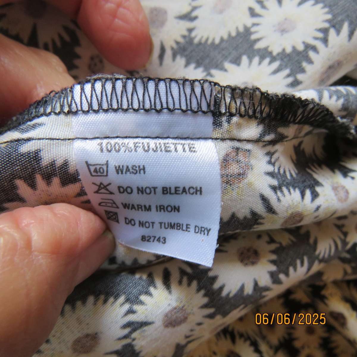 TRUWORTHS sleeveless empire style button down dress with cream daisies. Size 36