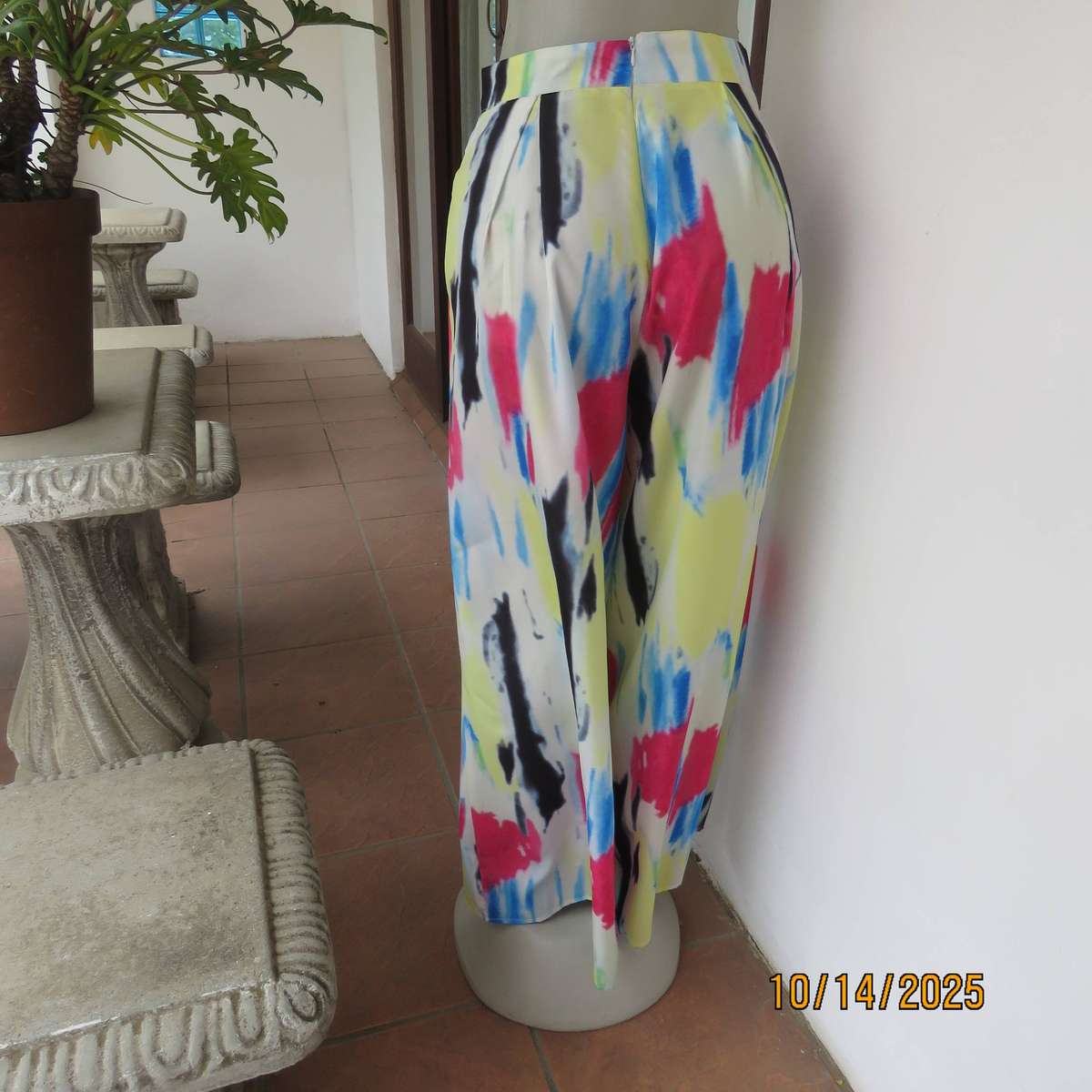 KING'S BABY wide legged pleated colourful pants in polycotton. Size 35.