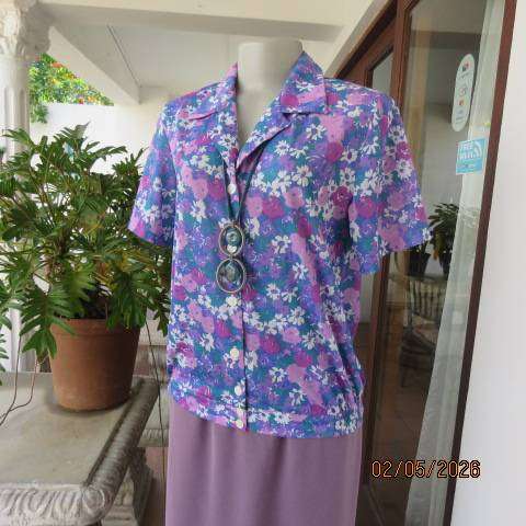 Vintage floral button-down short sleeve top in blue, purple & pink, size 36