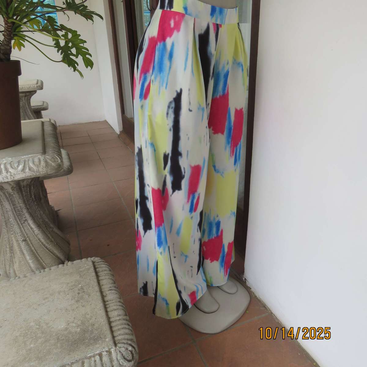 KING'S BABY wide legged pleated colourful pants in polycotton. Size 35.