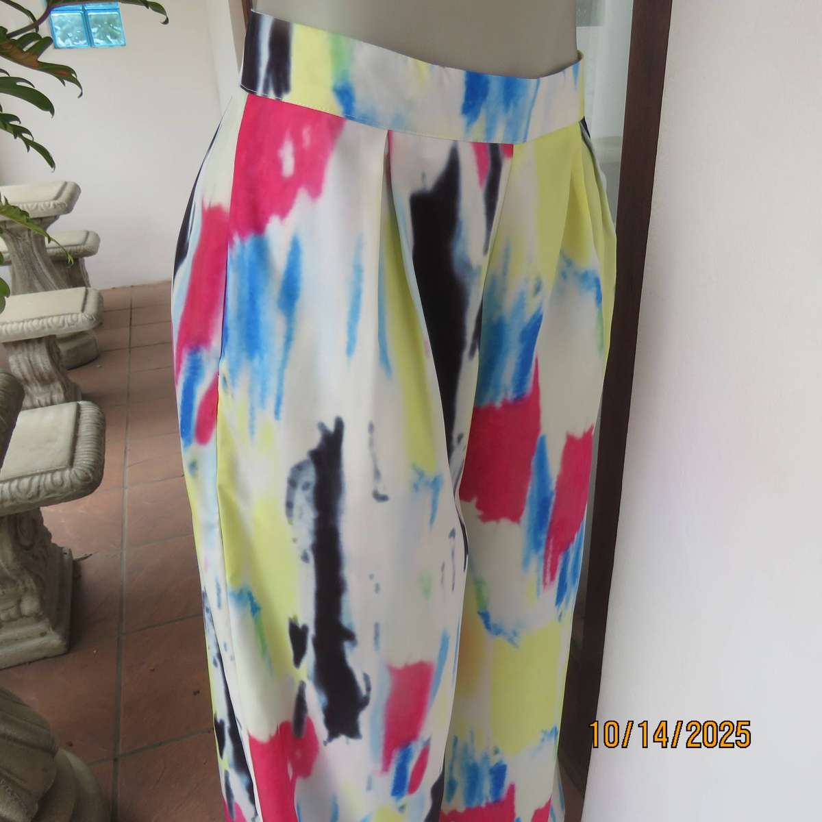 KING'S BABY wide legged pleated colourful pants in polycotton. Size 35.