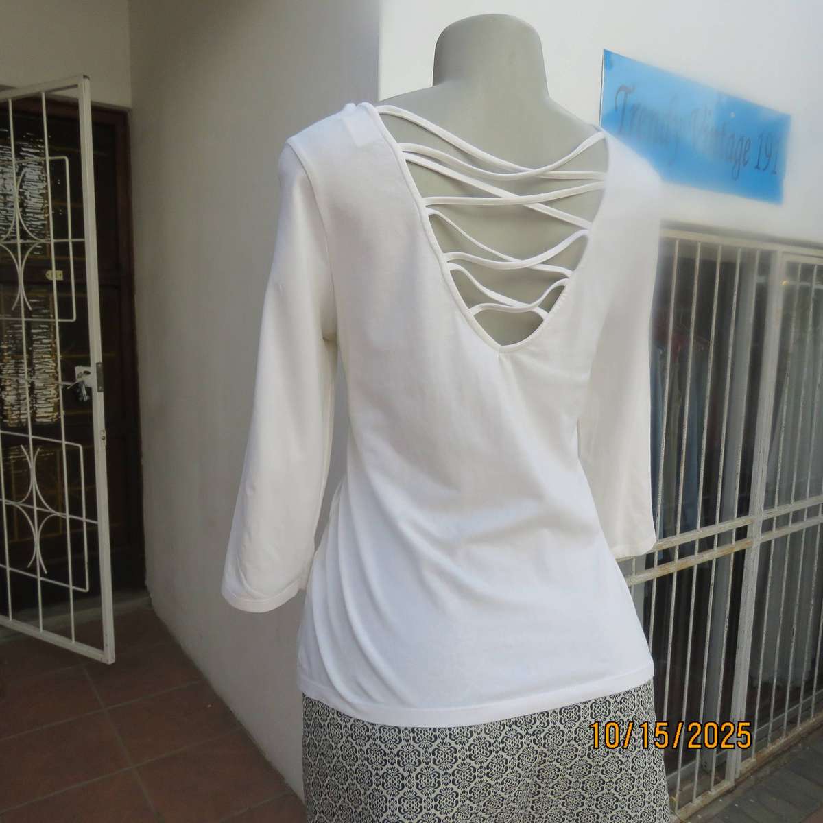FREE2bu white stretch cotton size 40 top with low V back-connecting straps