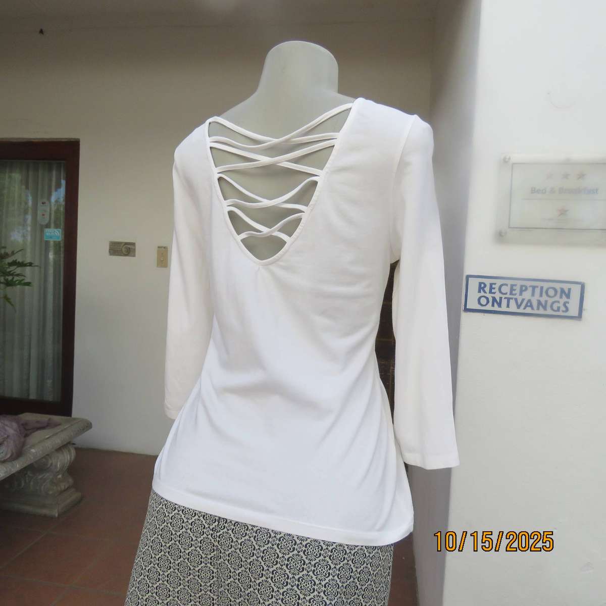 FREE2bu white stretch cotton size 40 top with low V back-connecting straps
