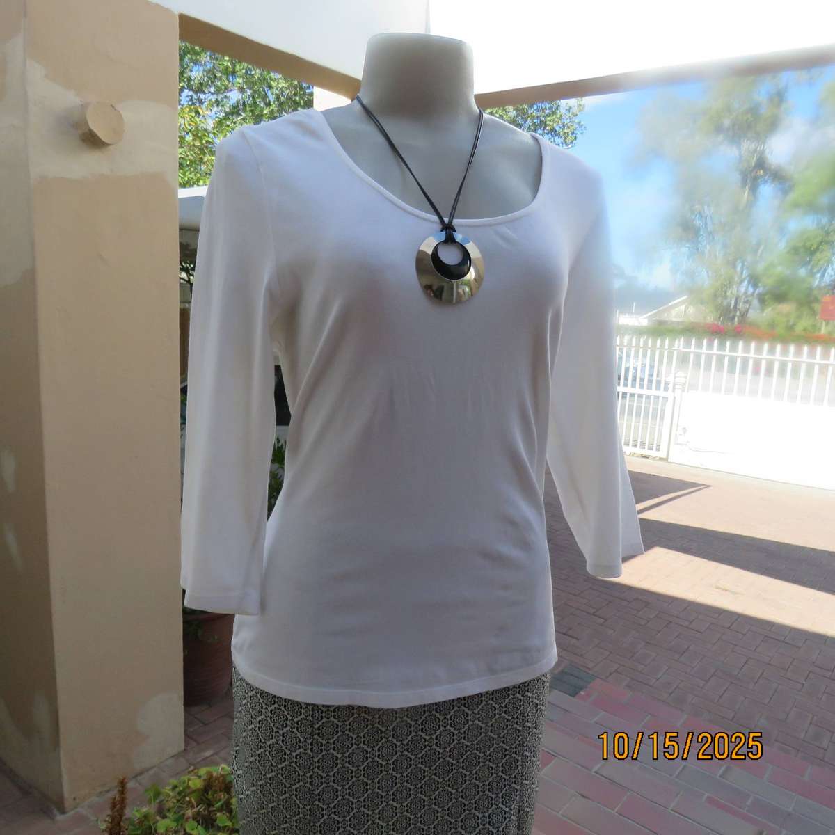 FREE2bu white stretch cotton size 40 top with low V back-connecting straps