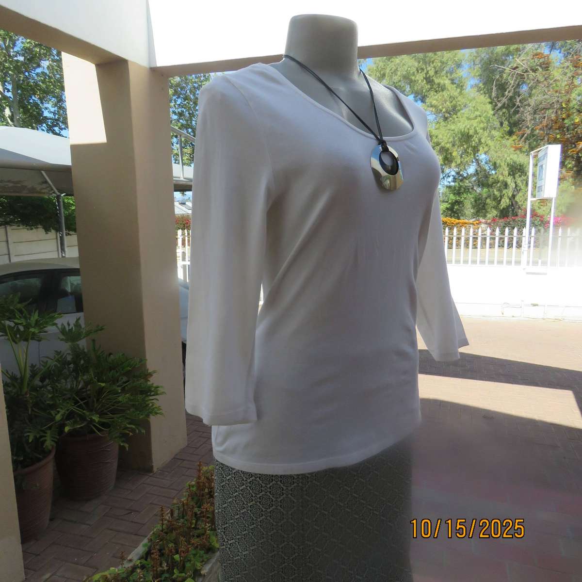 FREE2bu white stretch cotton size 40 top with low V back-connecting straps
