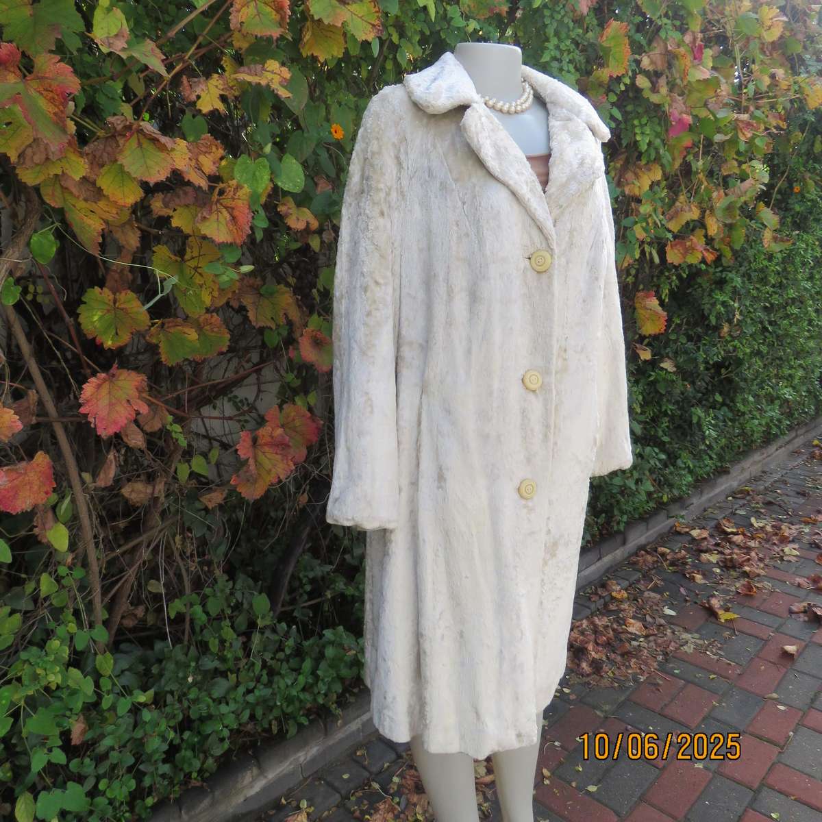 Rich cream faux fur 80's long raglan sleeve lined coat. Three button closure. Size 40