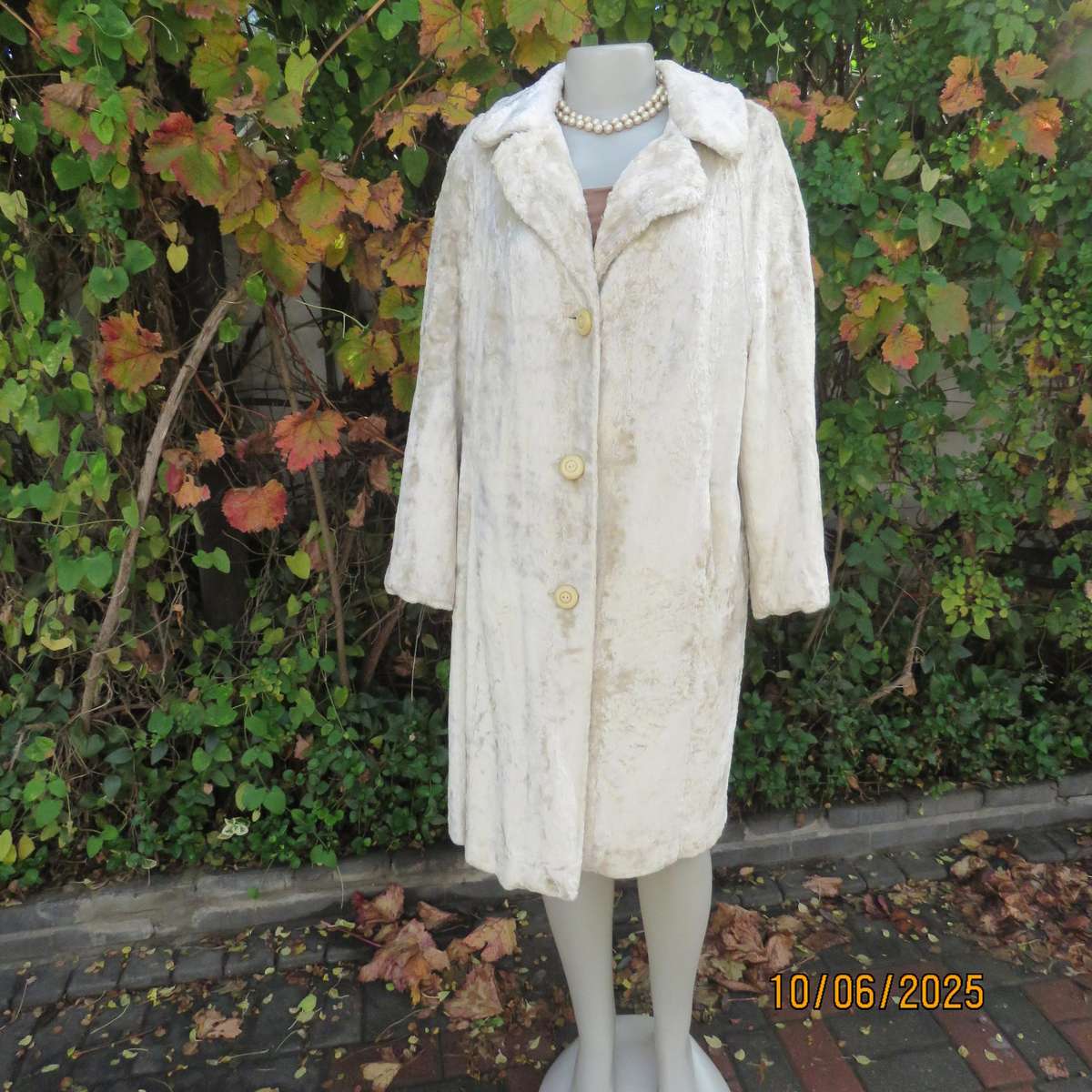 Rich cream faux fur 80's long raglan sleeve lined coat. Three button closure. Size 40