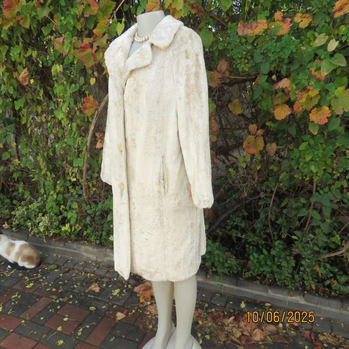 Rich cream faux fur 80's long raglan sleeve lined coat. Three button closure. Size 40