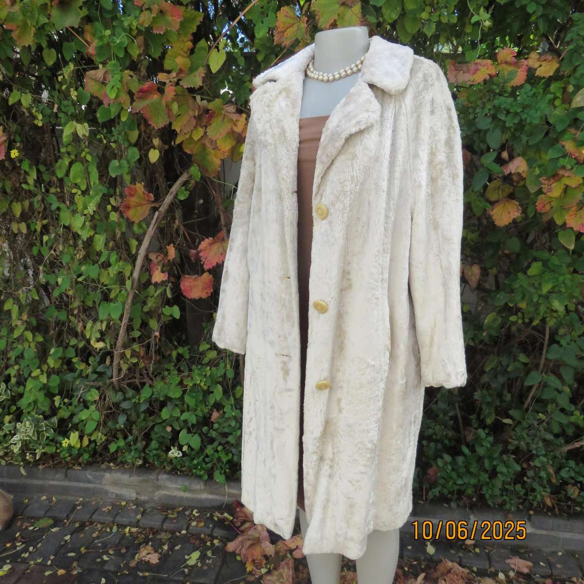 Rich cream faux fur 80's long raglan sleeve lined coat. Three button closure. Size 40