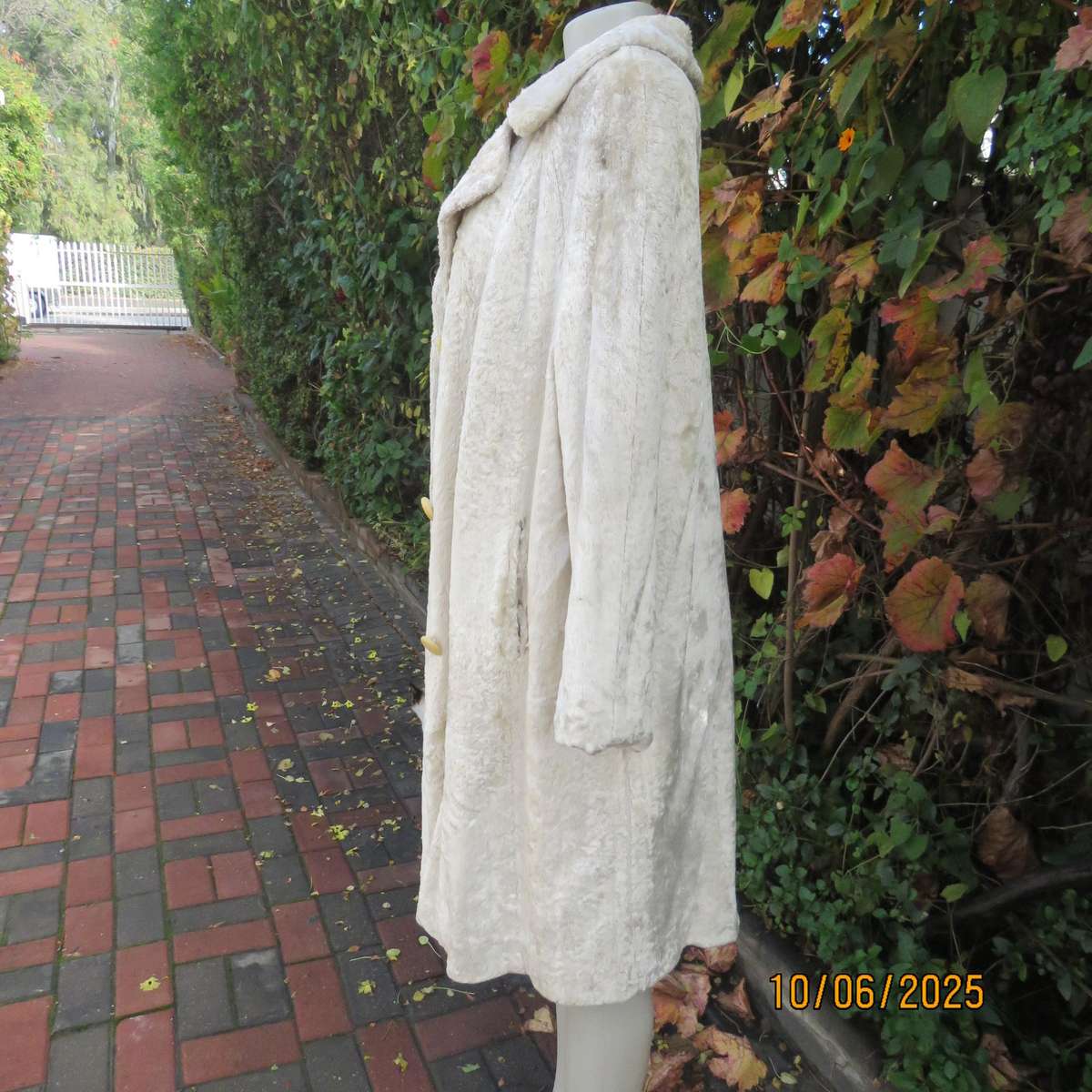 Rich cream faux fur 80's long raglan sleeve lined coat. Three button closure. Size 40
