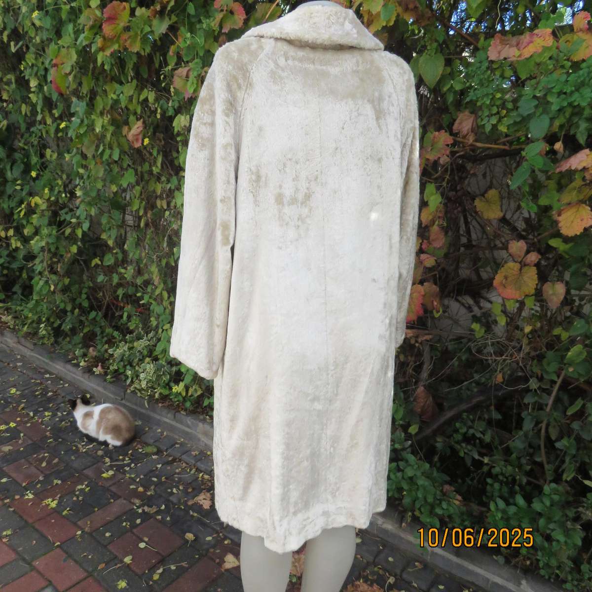 Rich cream faux fur 80's long raglan sleeve lined coat. Three button closure. Size 40