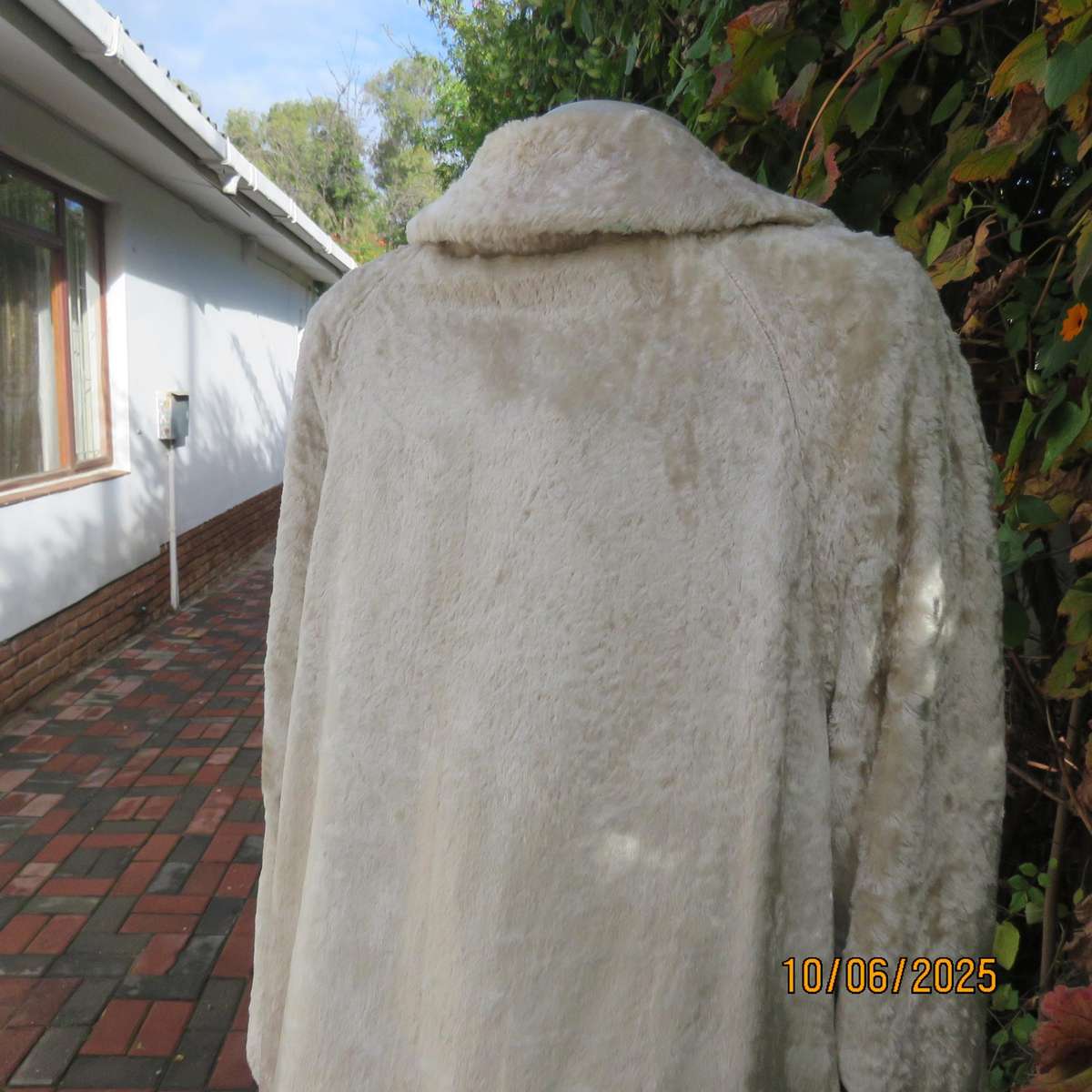 Rich cream faux fur 80's long raglan sleeve lined coat. Three button closure. Size 40