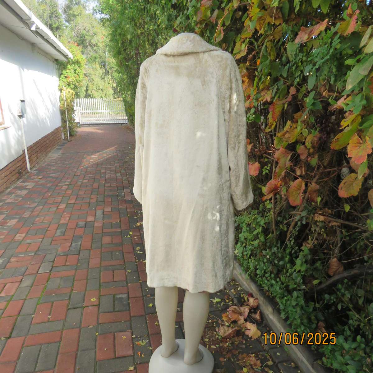 Rich cream faux fur 80's long raglan sleeve lined coat. Three button closure. Size 40