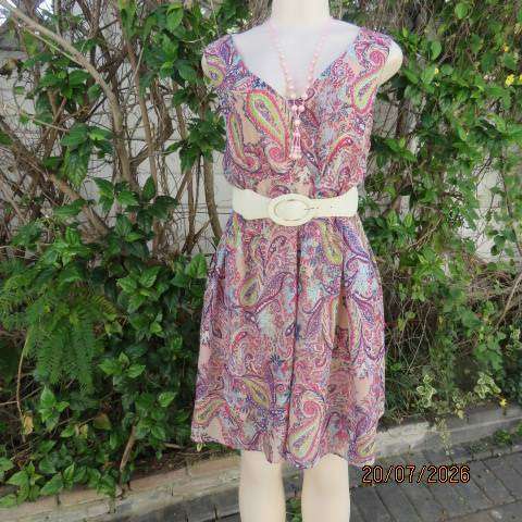 Tango cream polyester V-neck fully lined dress with paisley print in blue-green-red. size 40