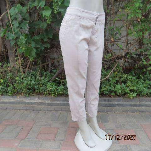 Beige stretch cotton shinny leg ankle length pants with dummy pockets. Size 38