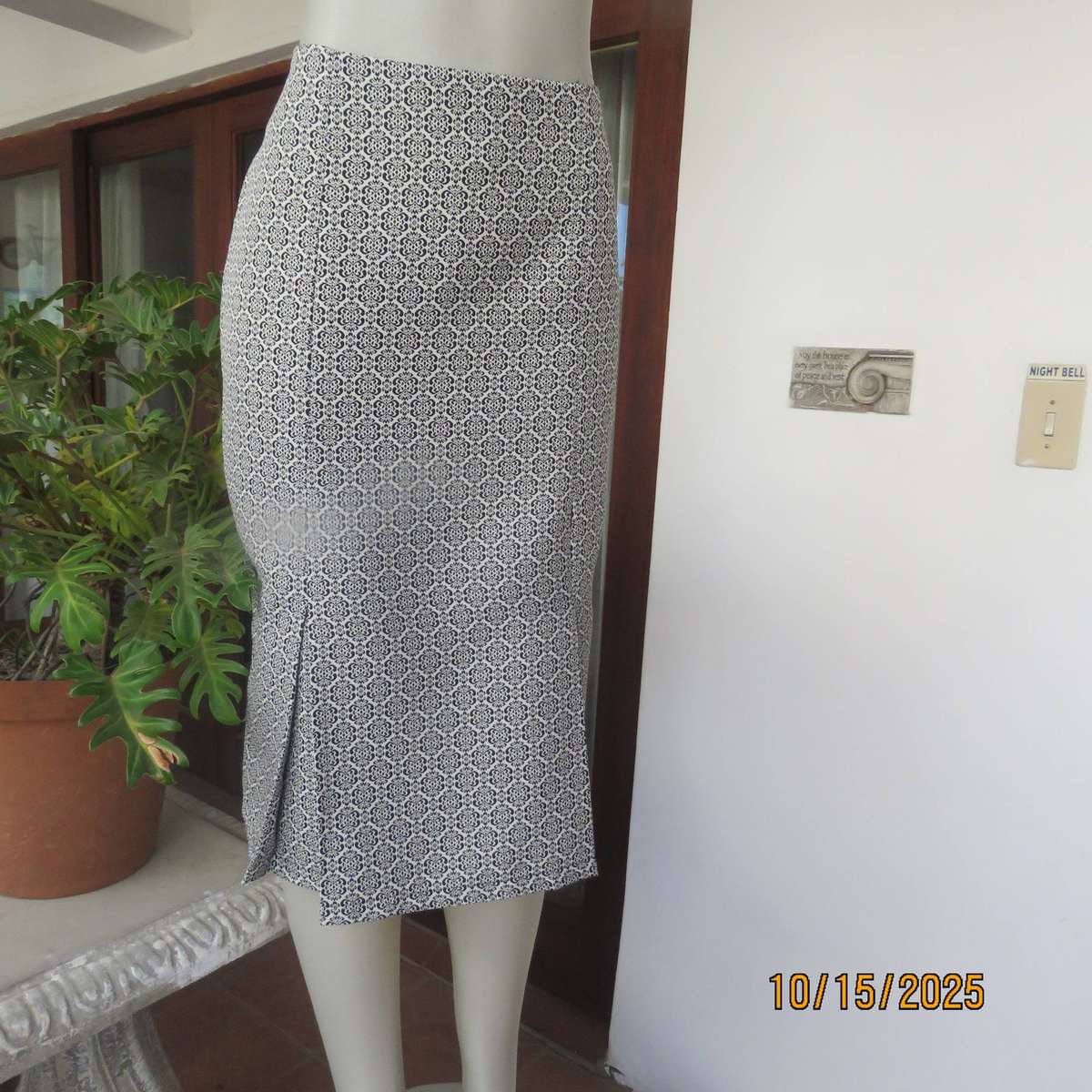 DUNN'S black-white baroque printed firm polyester bandless skirt size 36