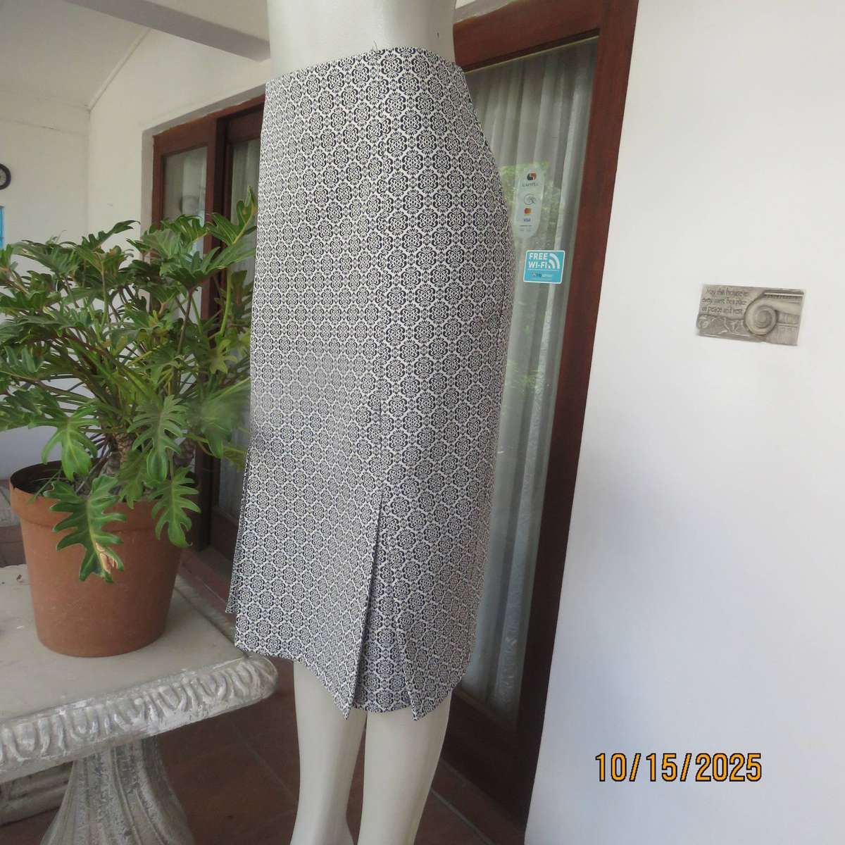 DUNN'S black-white baroque printed firm polyester bandless skirt size 36