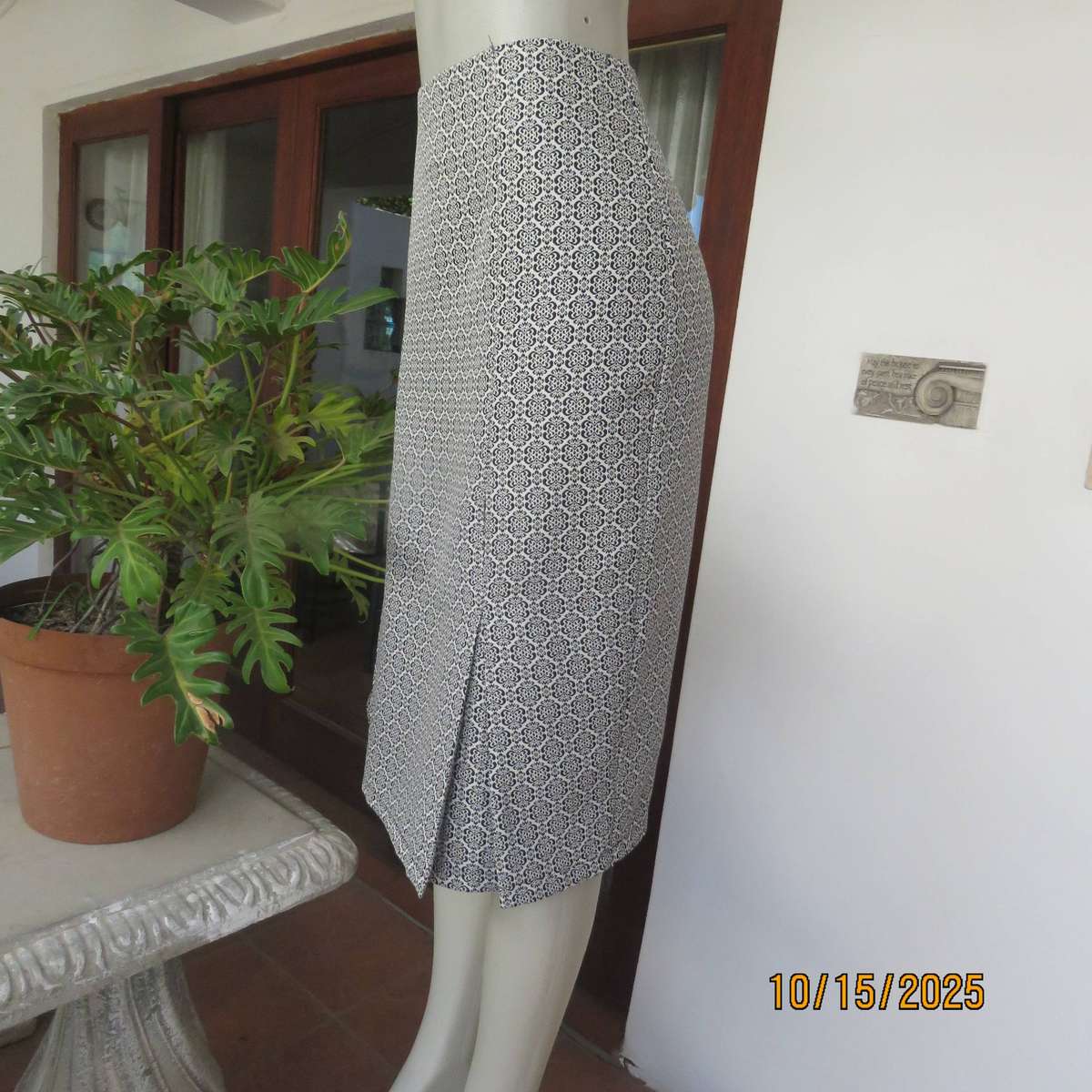 DUNN'S black-white baroque printed firm polyester bandless skirt size 36