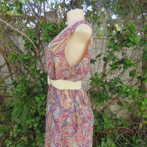 Tango cream polyester V-neck fully lined dress with paisley print in blue-green-red. size 40