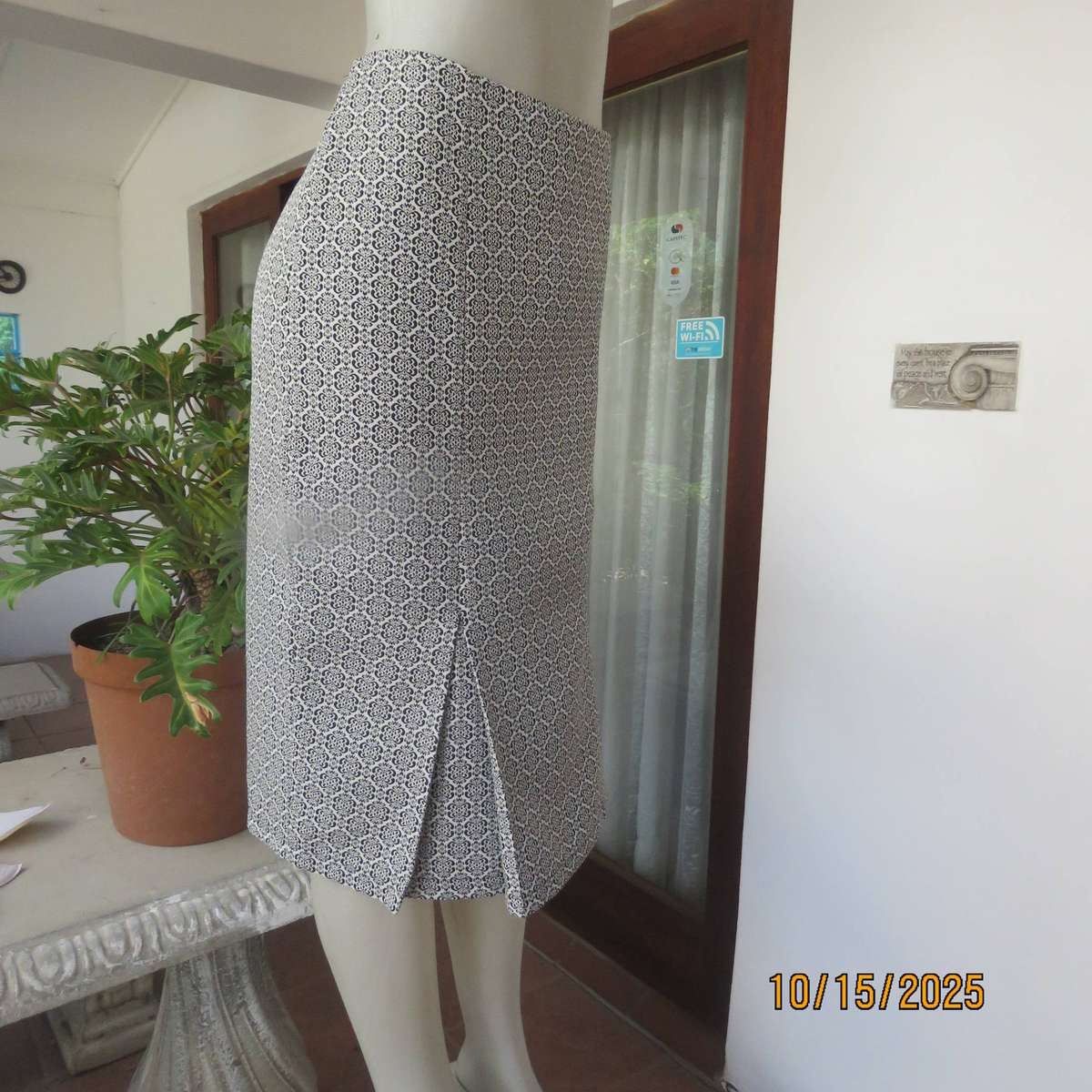 DUNN'S black-white baroque printed firm polyester bandless skirt size 36