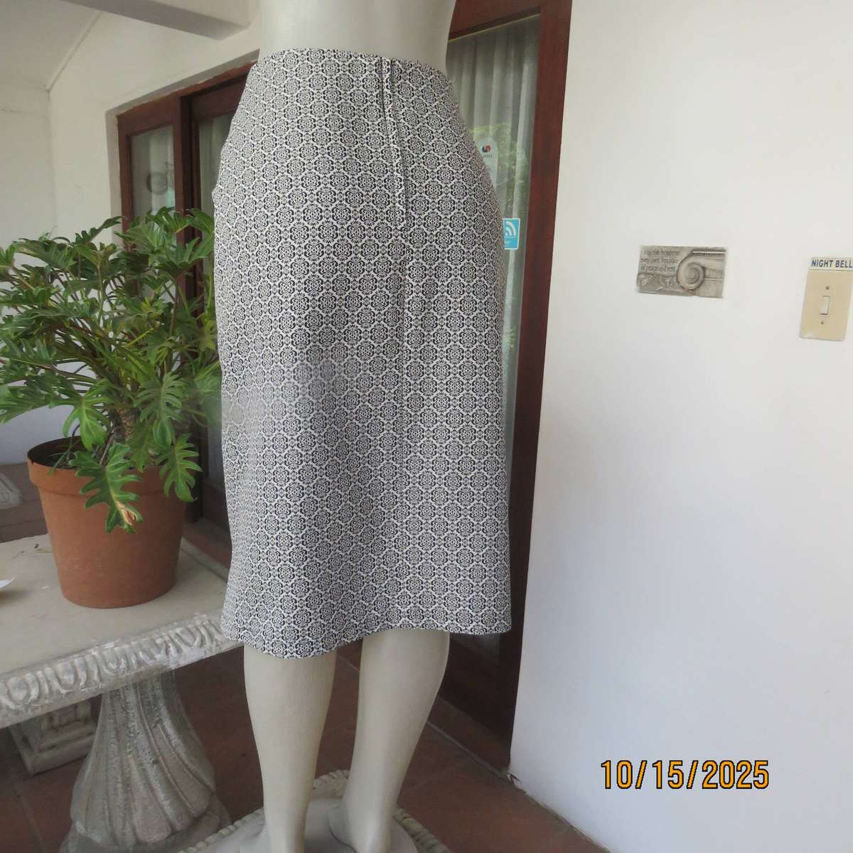 DUNN'S black-white baroque printed firm polyester bandless skirt size 36