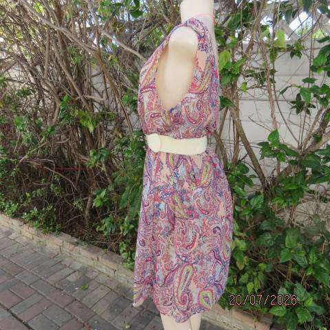 Tango cream polyester V-neck fully lined dress with paisley print in blue-green-red. size 40