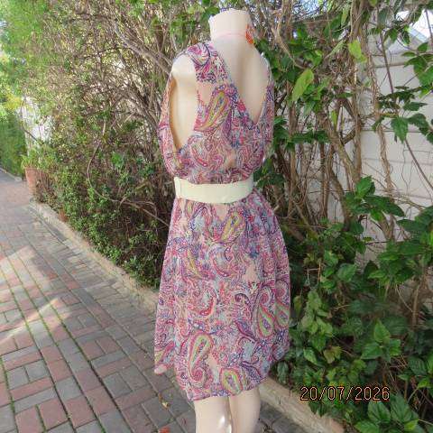 Tango cream polyester V-neck fully lined dress with paisley print in blue-green-red. size 40