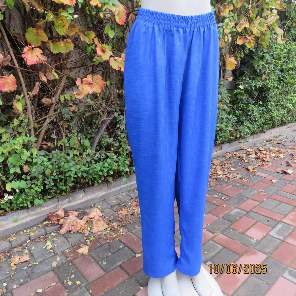 Royal blue smart-comfy pants in woven polyester with tapered legs. Size 44.