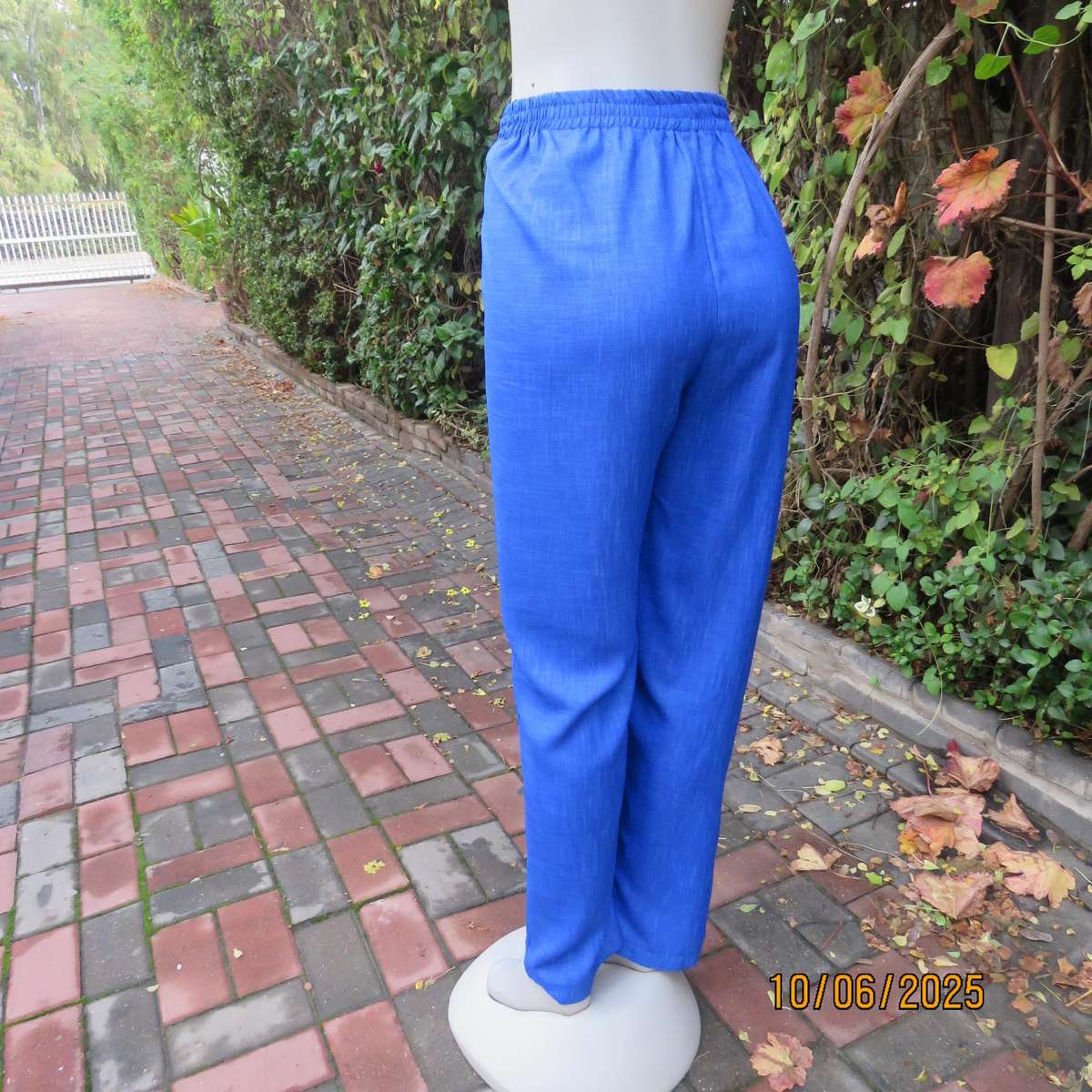 Royal blue smart-comfy pants in woven polyester with tapered legs. Size 44.