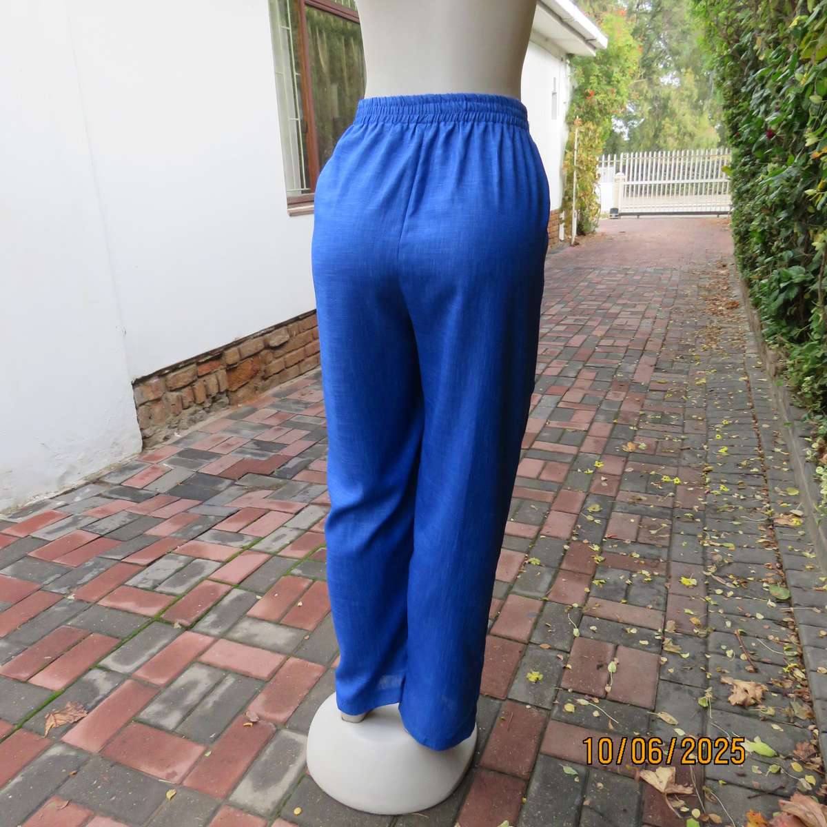 Royal blue smart-comfy pants in woven polyester with tapered legs. Size 44.