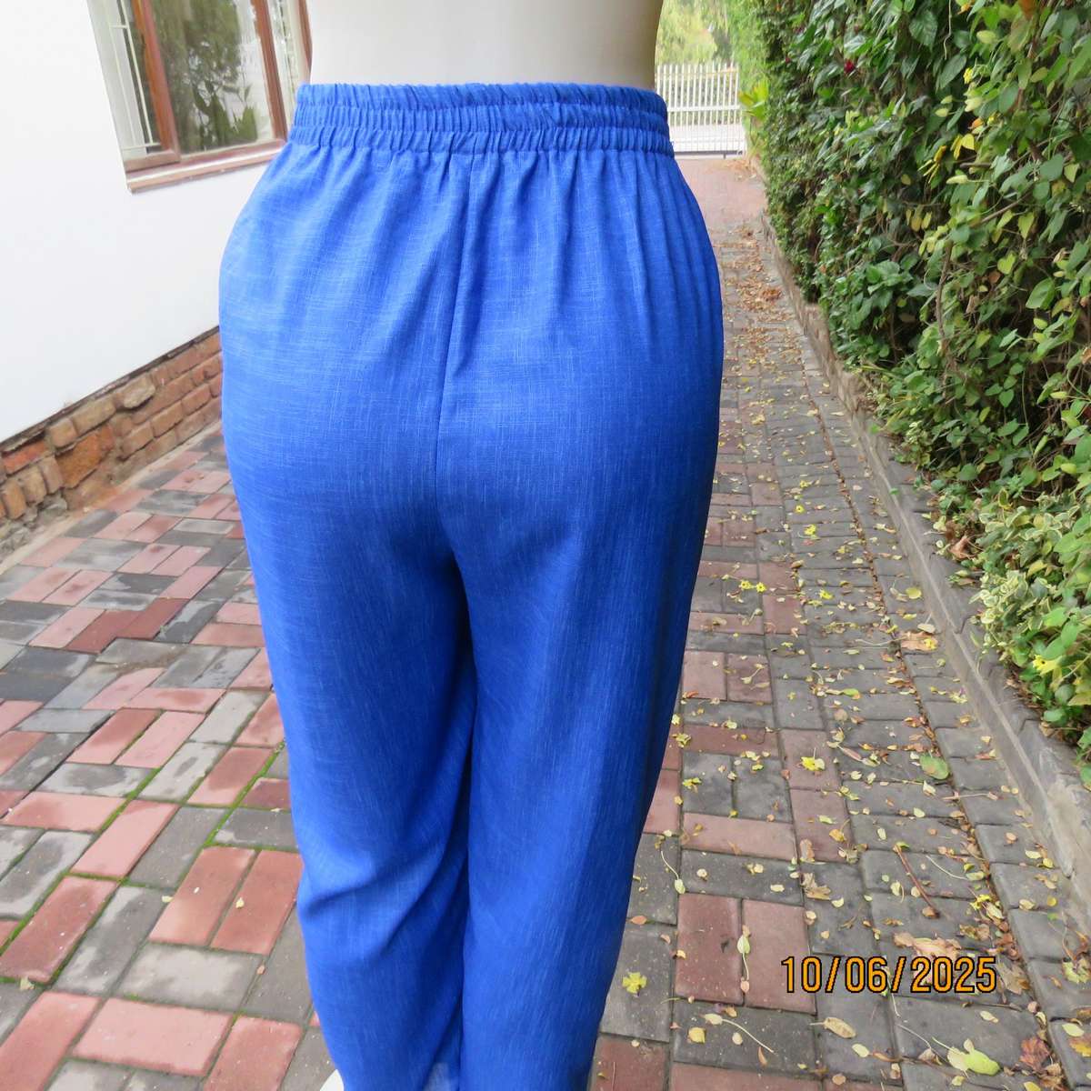 Royal blue smart-comfy pants in woven polyester with tapered legs. Size 44.