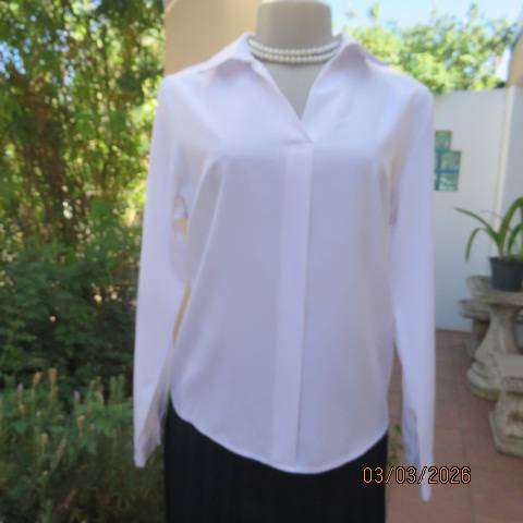Snow White polyester long sleeve slip over top with V and open collar, size 34